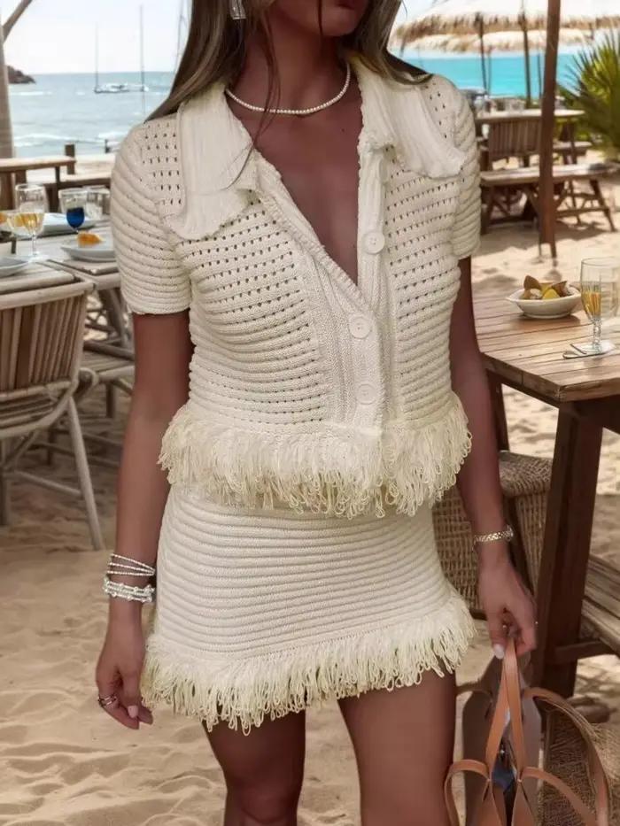 Ensemble jupe courte et haut tricoté Aovica pour femmes, décontracté et élégant, parfait pour le printemps et l'été, avec détails pompon et épissé, disponible en blanc, kaki et noir, pour un look unique et sophistiqué