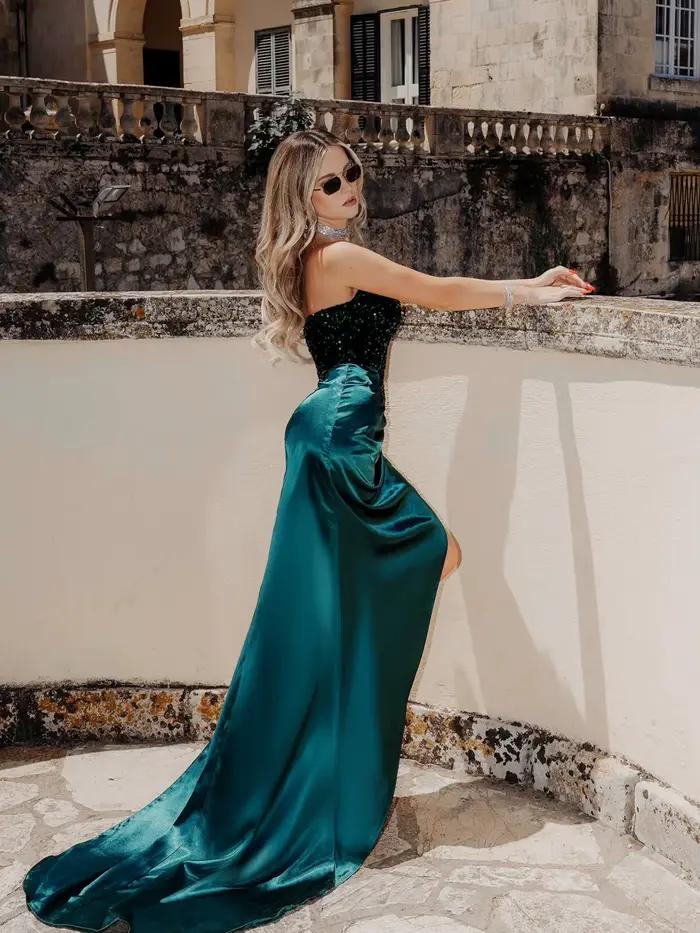 Jupe sirène en satin vert émeraude pour femmes, élégante et moderne, coupe haute, longueur aux genoux, idéale pour soirées, cocktails, photoshoots et autres événements spéciaux
