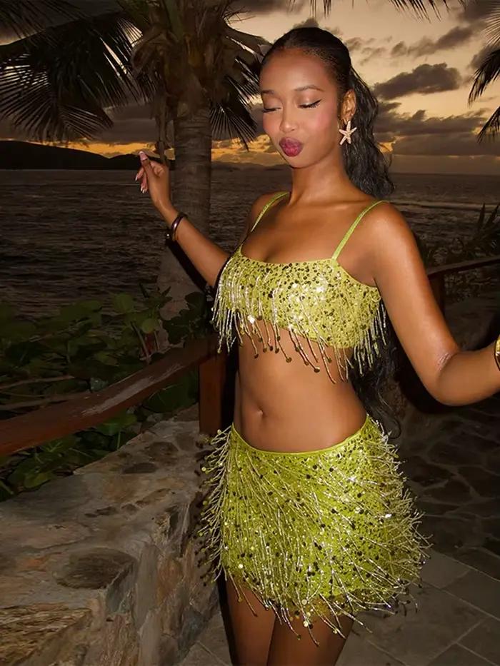 Ensemble deux pièces à sequins et franges pour femme, haut court à bretelles et mini-jupe scintillante, tenue sexy pour festival Ibiza, rave, plage ou soirée.