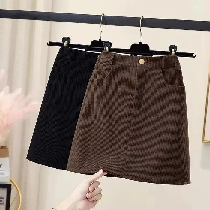 Mini jupe trapèze en velours côtelé noir
