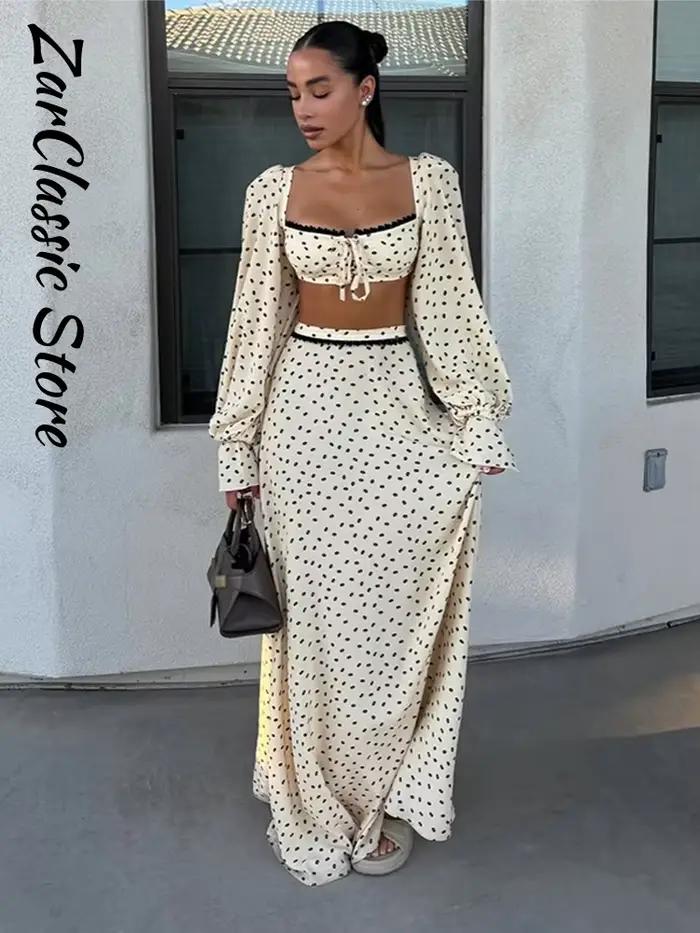 Ensemble jupe à pois, haut court à col carré en dentelle et manches lanternes