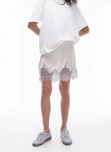 Jupe courte en satin garnie de dentelle Rose rouge pour femme