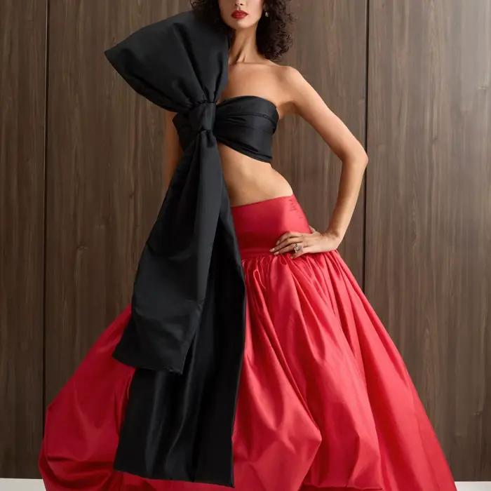 Jupe de bal de luxe en satin rouge cerise avec détail nœud noir