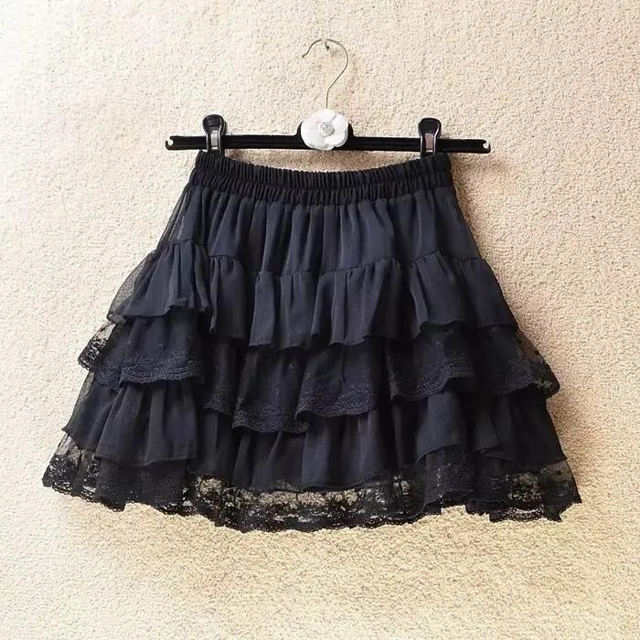 Jupe courte trapèze en dentelle blanche