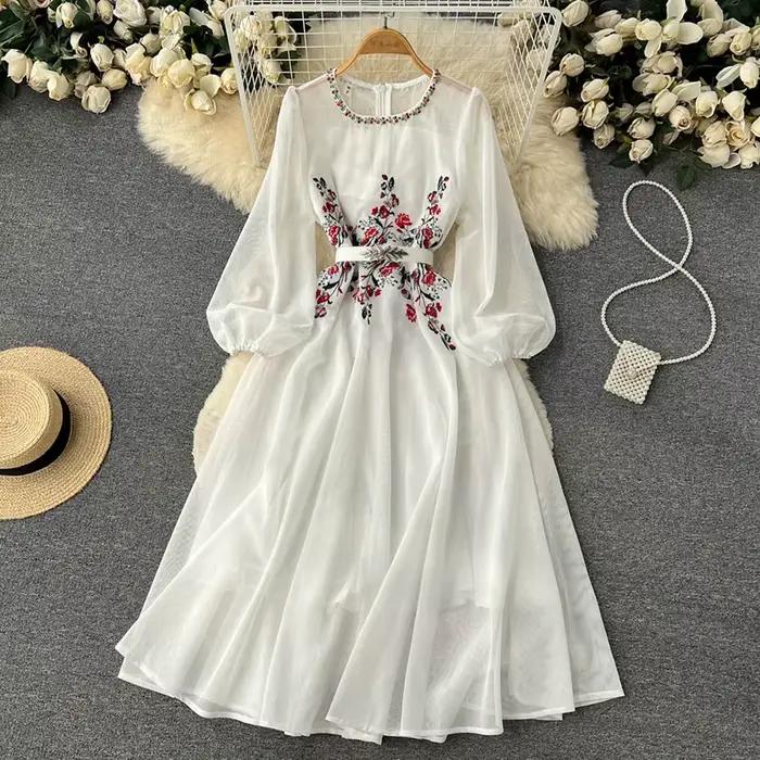 Robe longue brodée de perles blanches/beiges pour femmes, col rond, manches bouffantes, taille haute