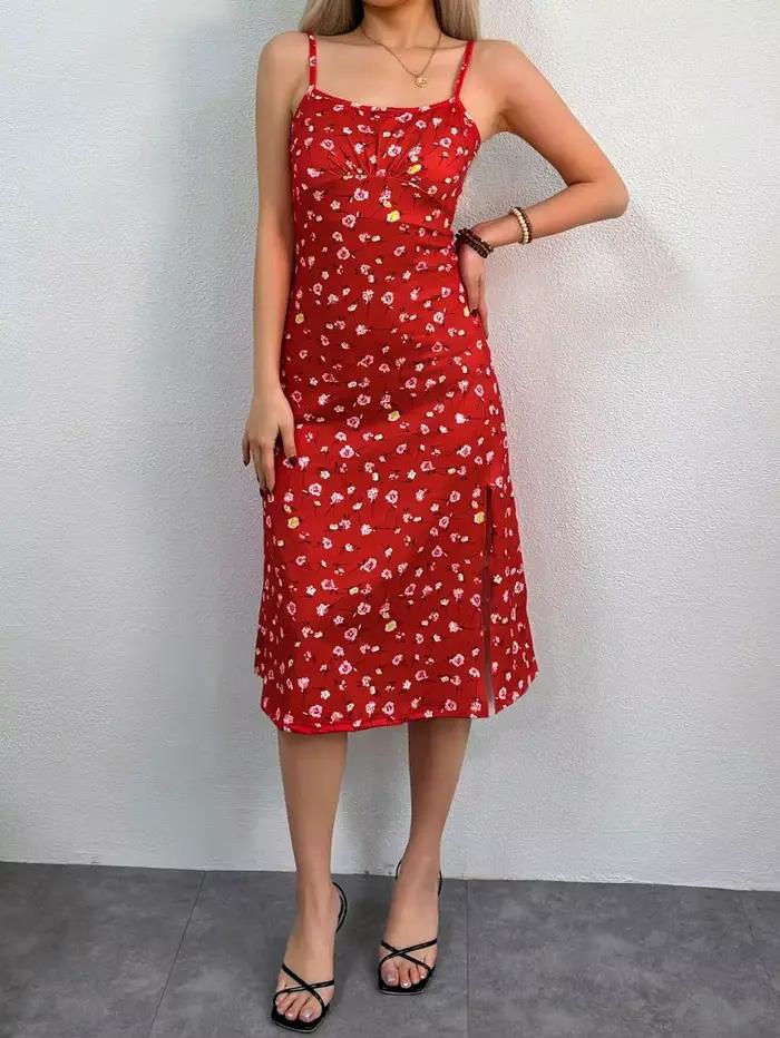 Jupe longue florale rouge avec fente latérale, détail bretelles tendance, effet amincissant, séducti