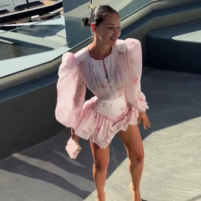 Jupe mini fluide à volants superposés pour femme, col rond, boutons sur le devant, manches longues b