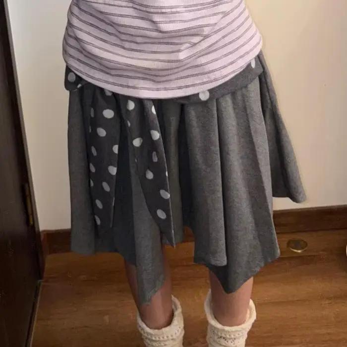 Jupe irrégulière à pois asymétrique gris foncé avec décoration tridimensionnelle, style décontracté,