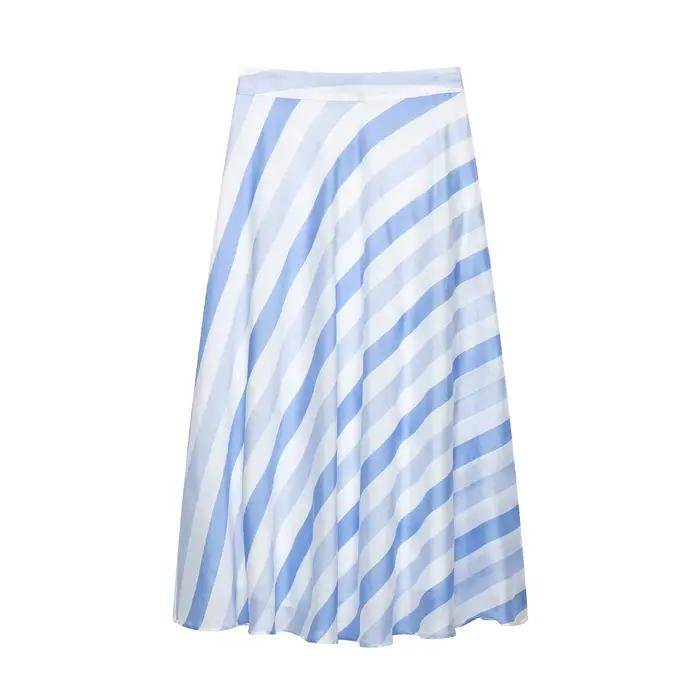 Jupe midi élégante et minimaliste en satin rayé bleu et blanc, taille haute diagonale, fluide et soy