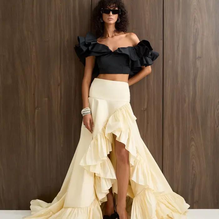 Jupe longue asymétrique blanc cassé à taille haute, à volants superposés, coupe fluide, idéale pour