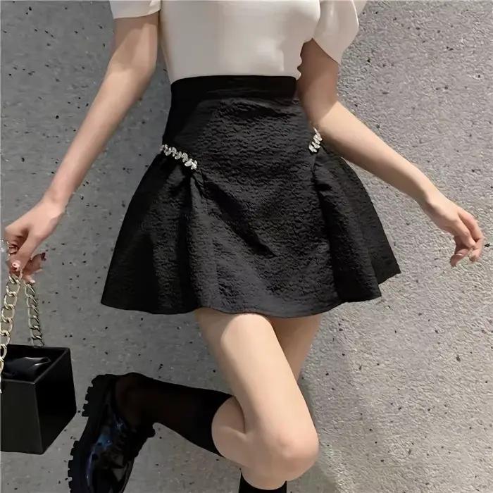 Jupe noire courte asymétrique incrustée de diamants, nouvelle collection été 2026, taille haute, fin