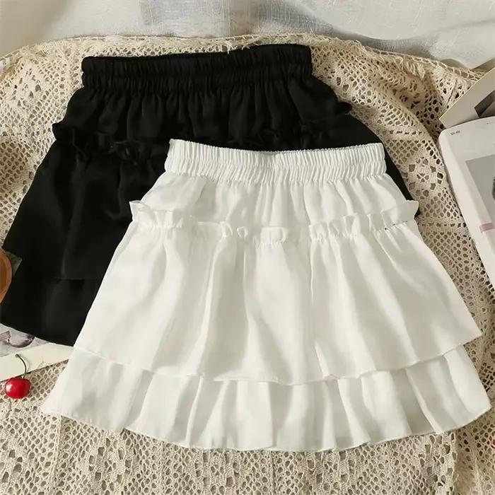 Jupe blanche kawaii plissée avec volants pour femmes, silhouette ajustée et look décontracté, idéale pour les sorties estivales et les soirées entre amis
