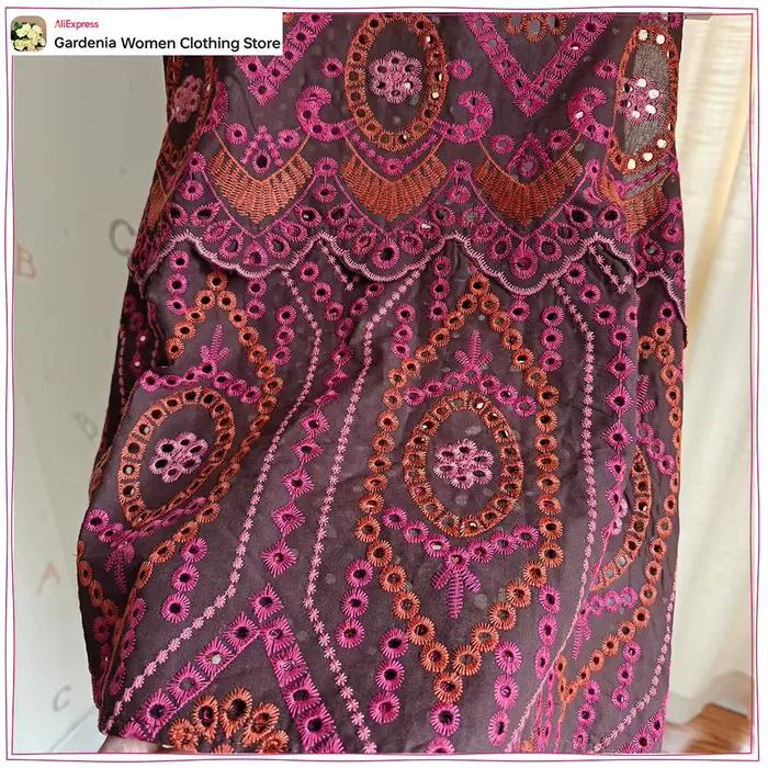 Ensembles élégants pour femmes : haut brodé à col rond sans manches et jupe midi évasée assortie