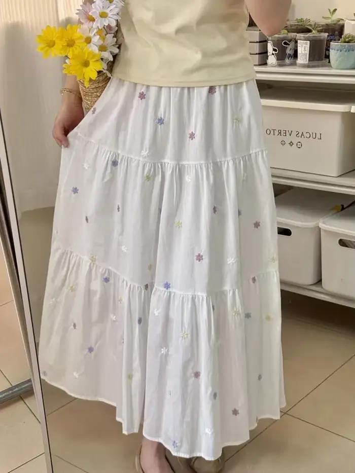 Jupe ZOKI brodée de fleurs douces pour femmes, silhouette élégante, broderie romantique, mode d'été, coupe régulière, tailles moyennes, soirée festive