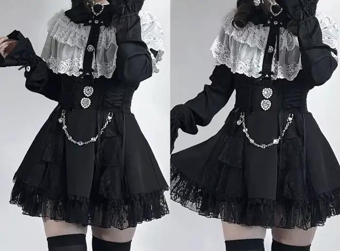 Ensemble jupe courte et chemise à manches longues ou courtes avec cape en dentelle