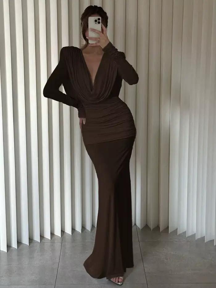 Robe longue marron élégante pour femmes, manches longues, col suspendu, idéale pour les événements formels et les cocktails de célébrités