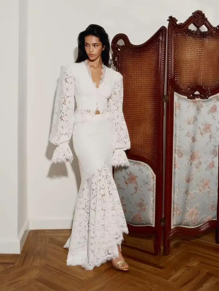 Ensemble élégant jupe longue en dentelle blanche patchwork et haut court slim à manches évasées et col en V pour femme