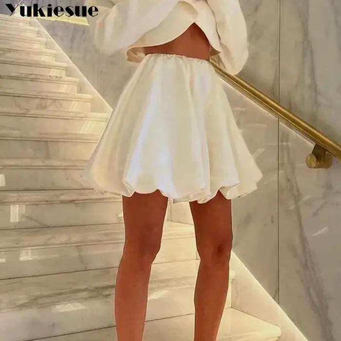 Mini jupe trapèze taille haute en satin blanc pour femme