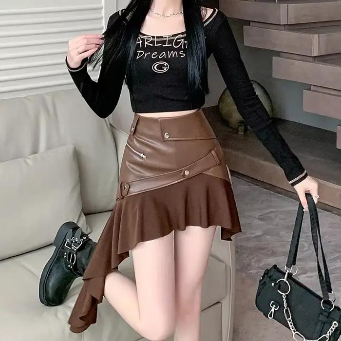 Mini-jupe en cuir asymétrique noire pour femme avec détails en métal