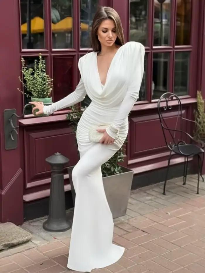 Robe longue marron élégante pour femmes, manches longues, col suspendu, idéale pour les événements formels et les cocktails de célébrités