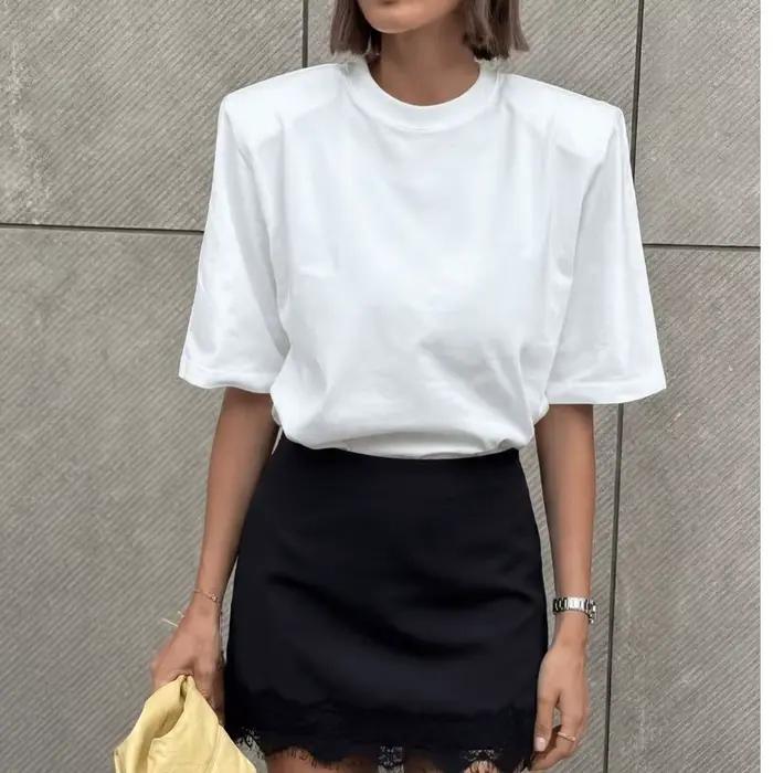 Jupe Courte Droite Asymétrique en Satin de Soie Unie avec Bordure en Dentelle – Idéale pour le Bureau