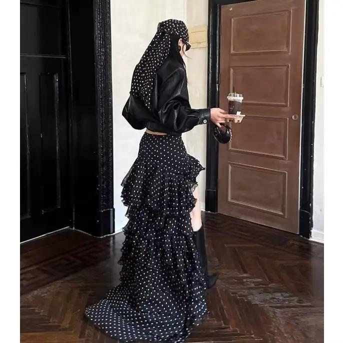 Robe moulante noire à pois avec volants, design automnal original pour femme