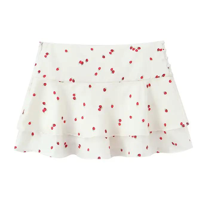 Jupe courte en satin de soie imprimé fraises avec haut à bretelles
