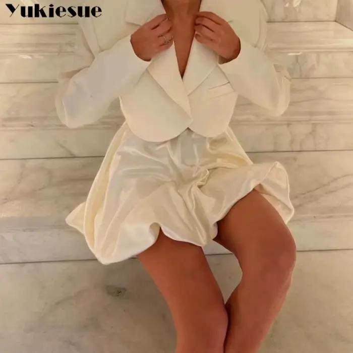 Mini jupe trapèze taille haute en satin blanc pour femme
