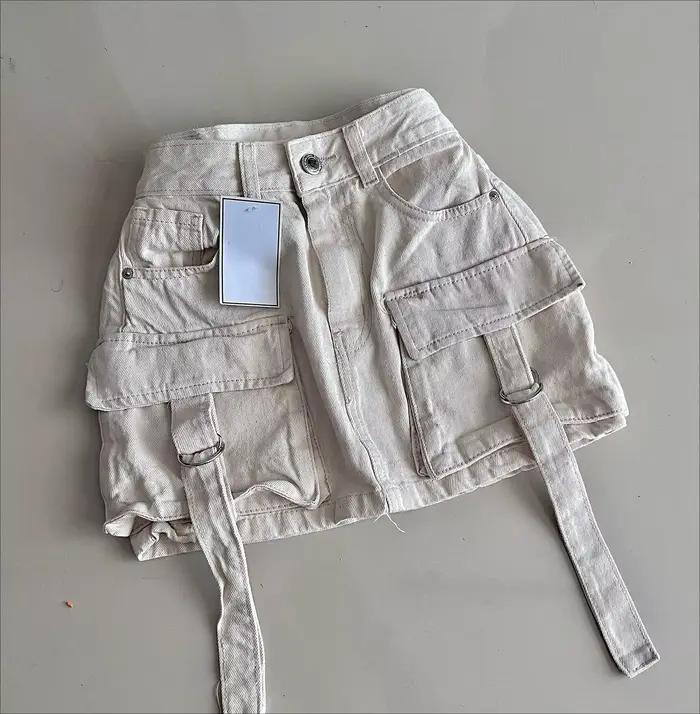 Mini-jupe cargo blanche pour femme avec poches multiples, détails de sangle, style streetwear décontracté, mode Y2K