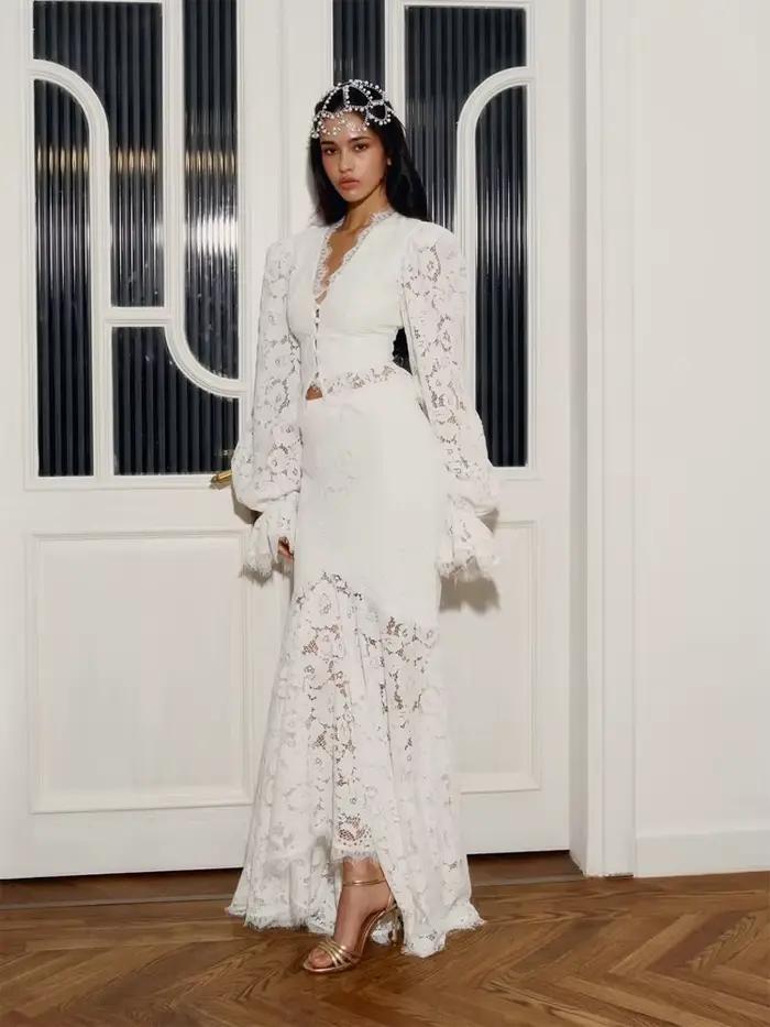 Ensemble élégant jupe longue en dentelle blanche patchwork et haut court slim à manches évasées et col en V pour femme
