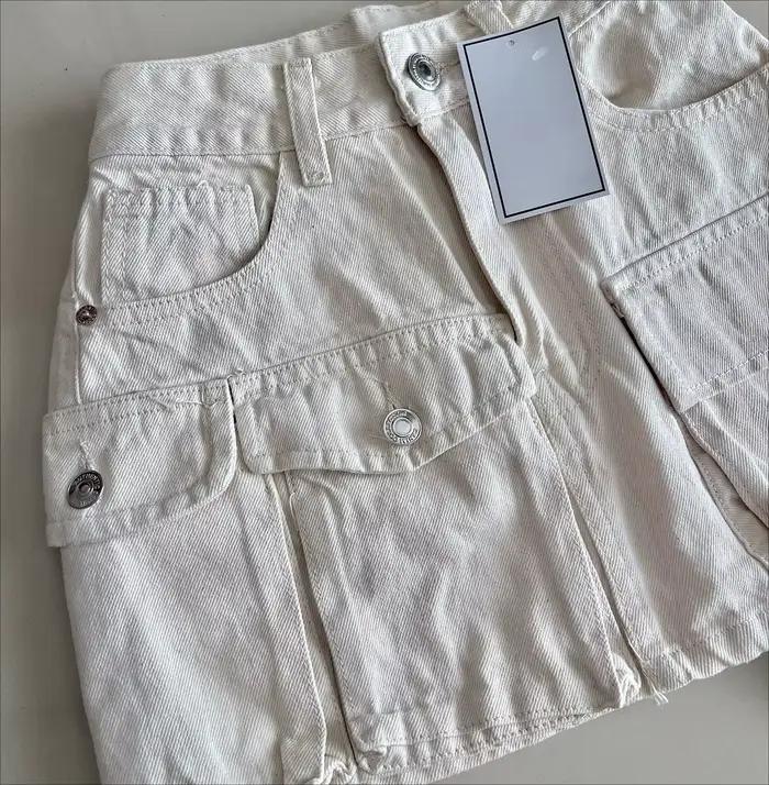 Mini-jupe cargo blanche pour femme avec poches multiples, détails de sangle, style streetwear décontracté, mode Y2K