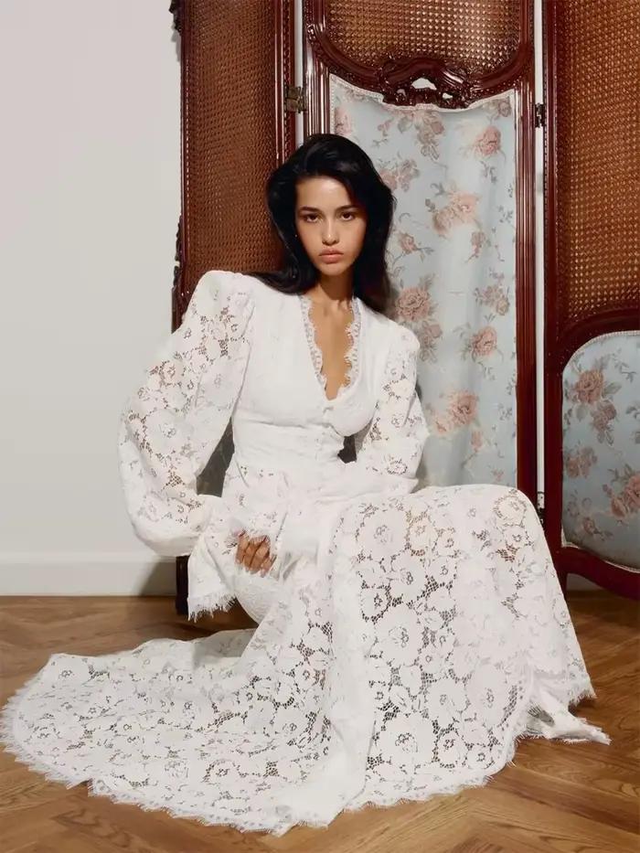 Ensemble élégant jupe longue en dentelle blanche patchwork et haut court slim à manches évasées et col en V pour femme