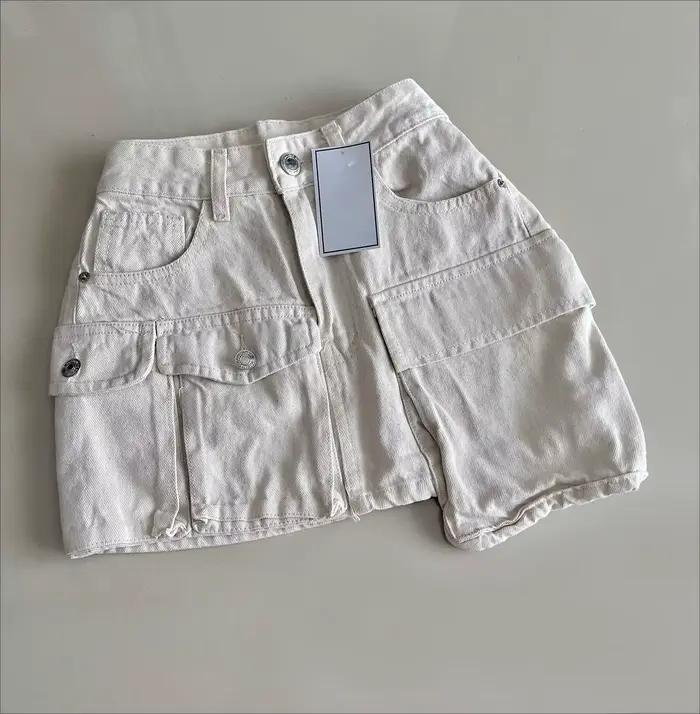 Mini-jupe cargo blanche pour femme avec poches multiples, détails de sangle, style streetwear décontracté, mode Y2K