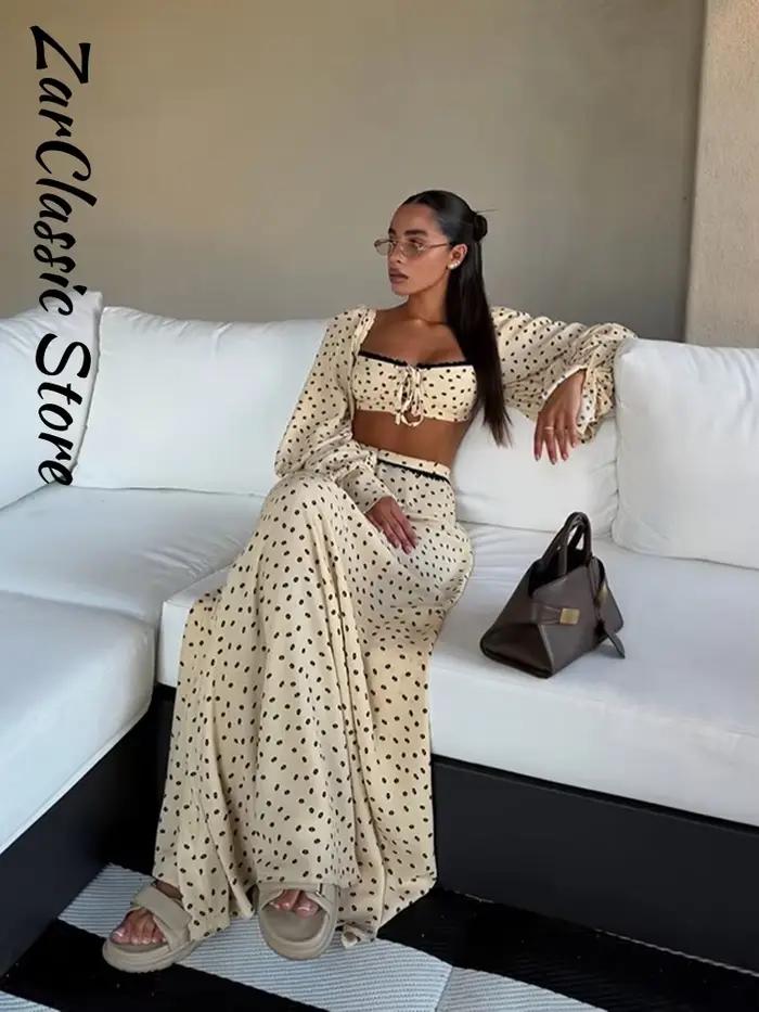 Ensemble jupe à pois, haut court à col carré en dentelle et manches lanternes