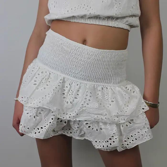 Mini jupe plissée à volants superposés à œillets jacquard pour femmes