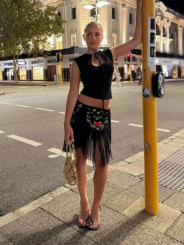 Jupe courte asymétrique à broderies et franges pour femme