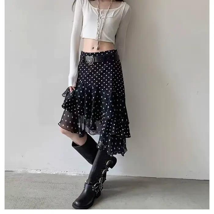 Jupe blanche à pois avec bord à volants, taille haute