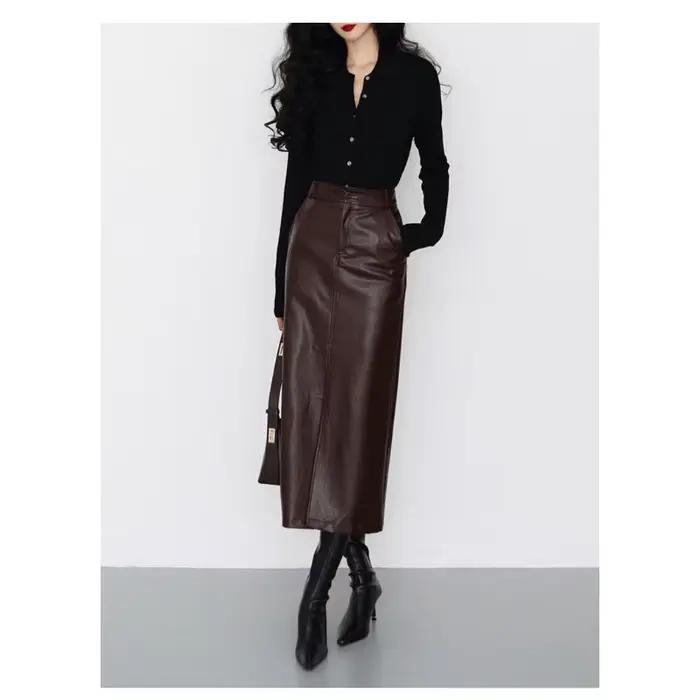 Jupe en similicuir PU fendue sur le devant, nouvelle collection Printemps-Automne 2026, mi-longue, élégante, couleur café