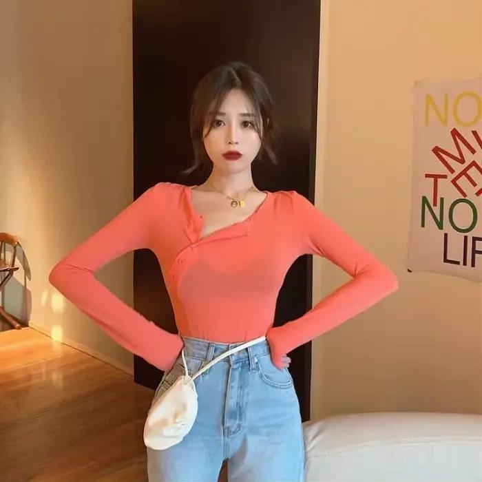 T-shirt moulant à manches longues et col incliné pour femme