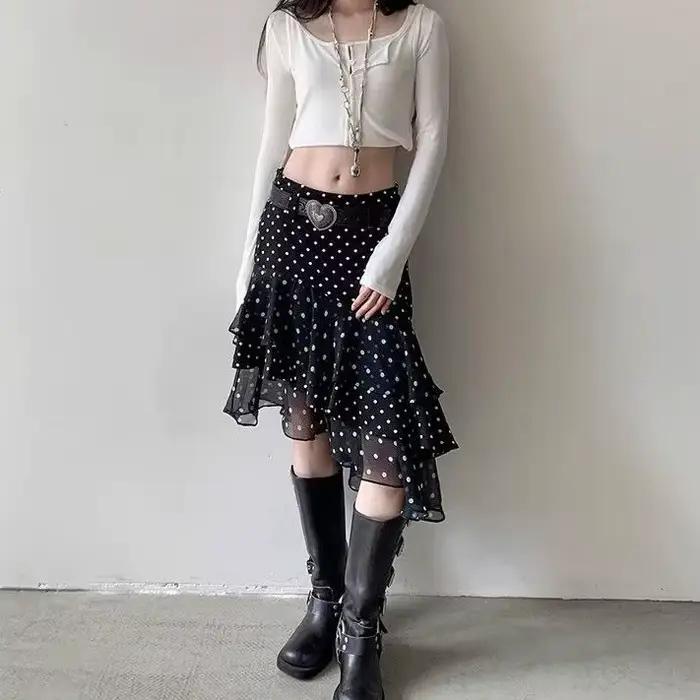 Jupe blanche à pois avec bord à volants, taille haute