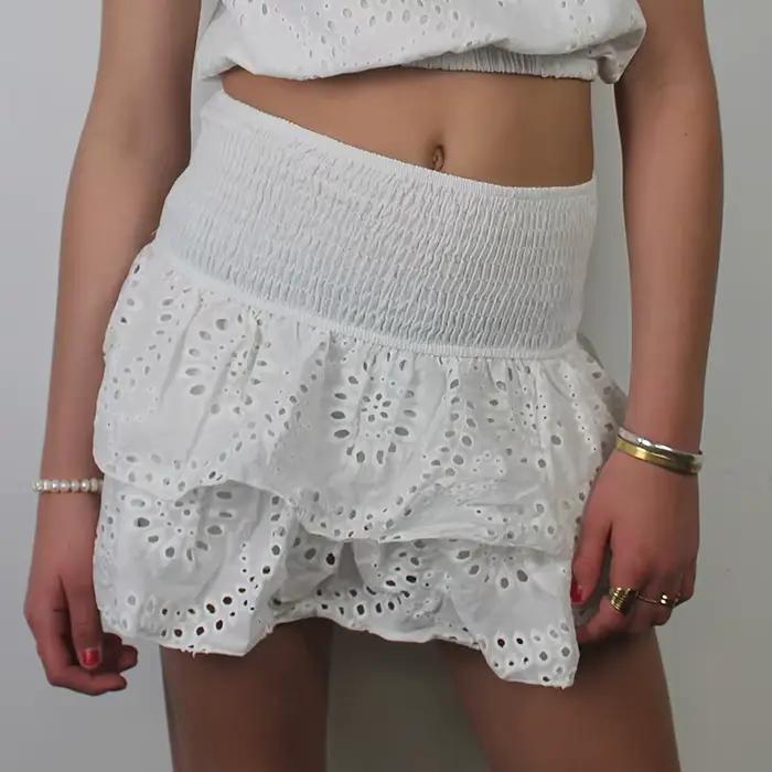 Mini jupe plissée à volants superposés à œillets jacquard pour femmes