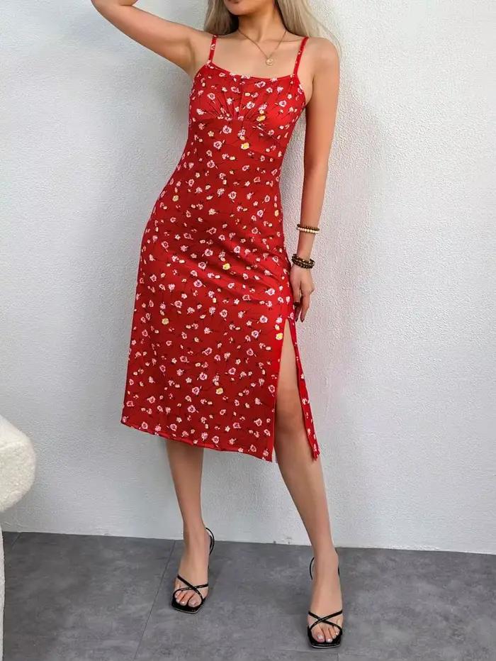 Jupe longue florale rouge avec fente latérale, détails bretelles tendance, silhouette amincissante, effet féminin et élégant pour femmes occasions spéciales printemps été