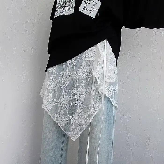 Mini-jupe en dentelle française vibrante avec ourlet irrégulier et broderie