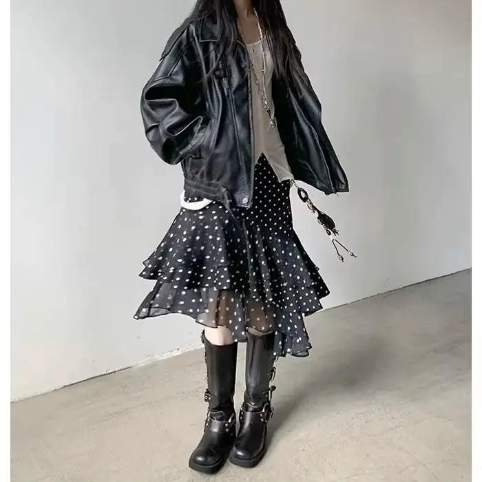 Jupe blanche à pois avec bord à volants, taille haute
