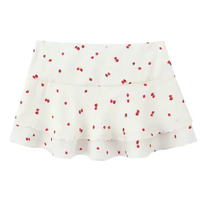 Jupe courte en satin de soie imprimé fraises avec haut à bretelles