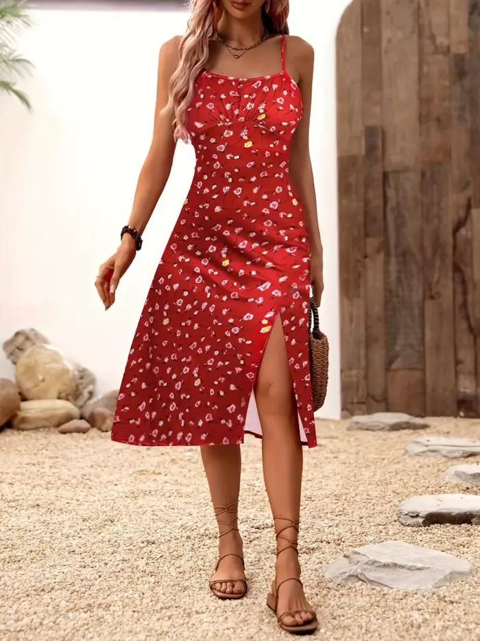 Jupe longue florale rouge avec fente latérale, détails bretelles tendance, silhouette amincissante, effet féminin et élégant pour femmes occasions spéciales printemps été