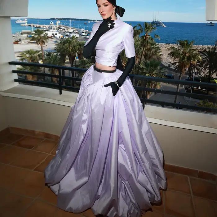 Jupe longue de haute couture lavande style défilé de Cannes