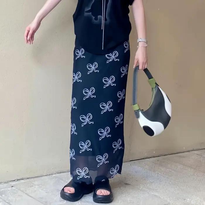 Jupe mi-longue taille haute à imprimé papillon avec un tissu en maille fluide