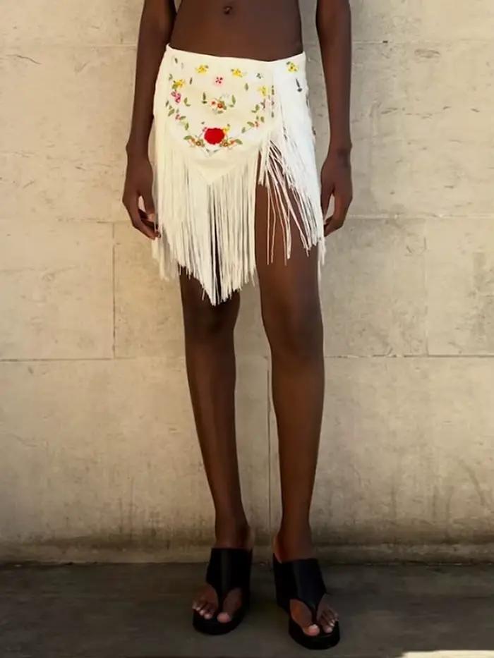 Jupe courte en satin brodée de fleurs pour femme