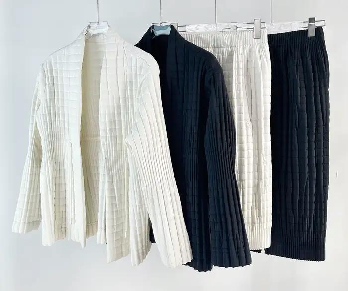 Ensemble manteau et jupe plissée noir et blanc